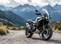 CFMOTO 700MT ADV 2025 in azione su un sentiero avventuroso