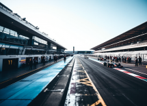 Max Verstappen con la Red Bull in pista durante una gara di F1