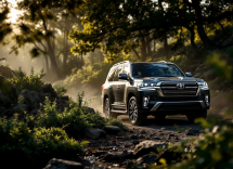 Toyota Land Cruiser Hybrid 48V in un paesaggio urbano