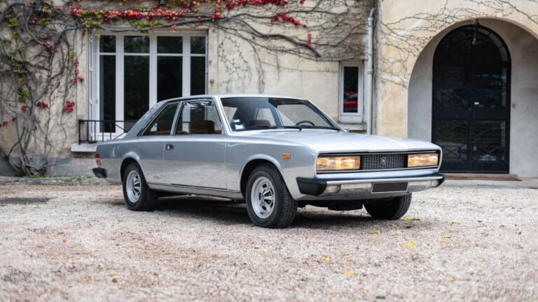001-auto-tricolore-lusso-alta-fascia-prestazioni-rilievo
