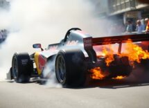 incendio sulla red bull rb7 di yuki tsunoda a san francisco lo showrun non si ferma 1771918383